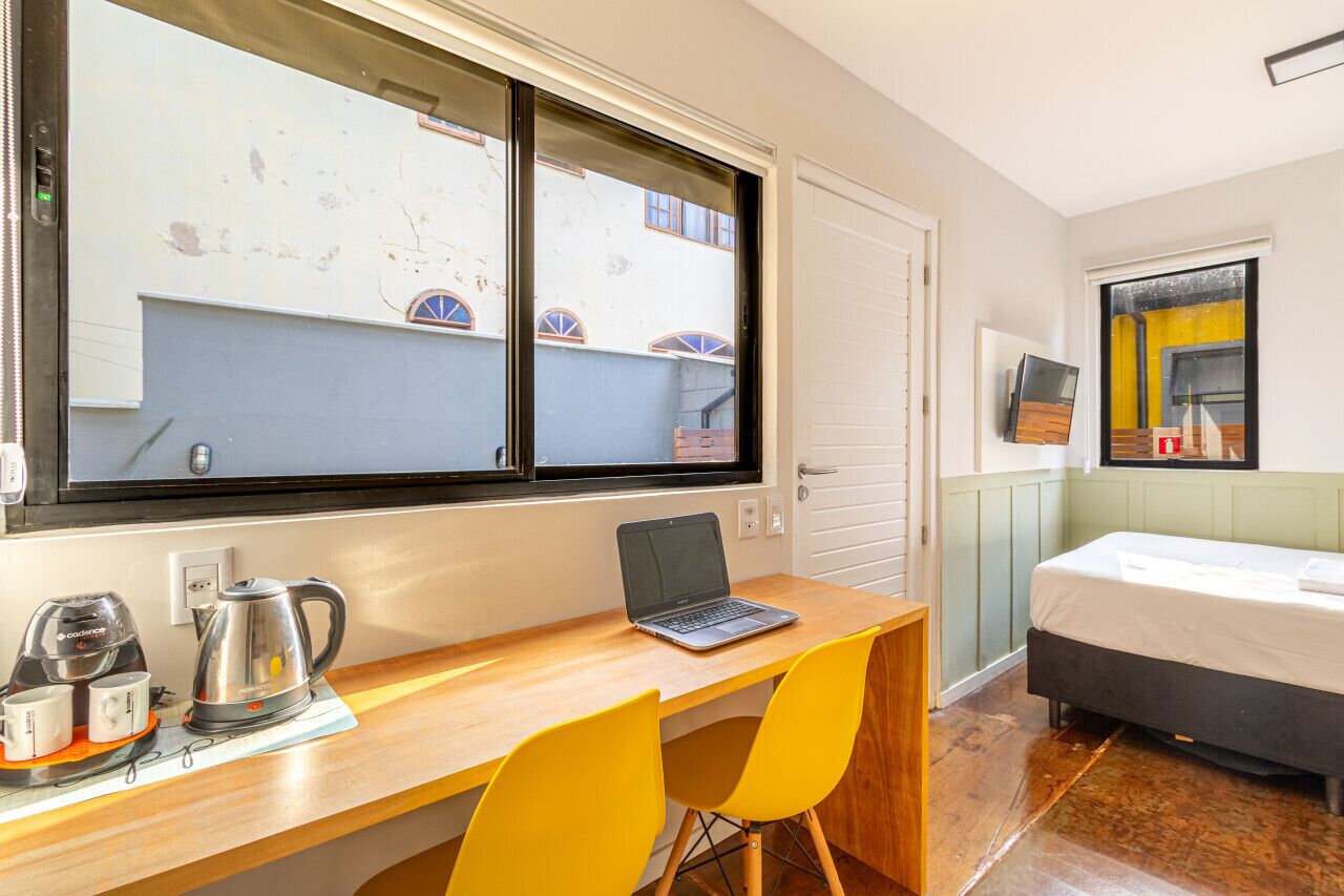 Tabla de planchar con plancha, cuna de viaje, wifi y ropa de cama 