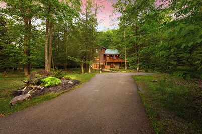 Logged & Loaded Cabin! 9Min to WISP! Hot tub, fire pit! Pets! EV charger!