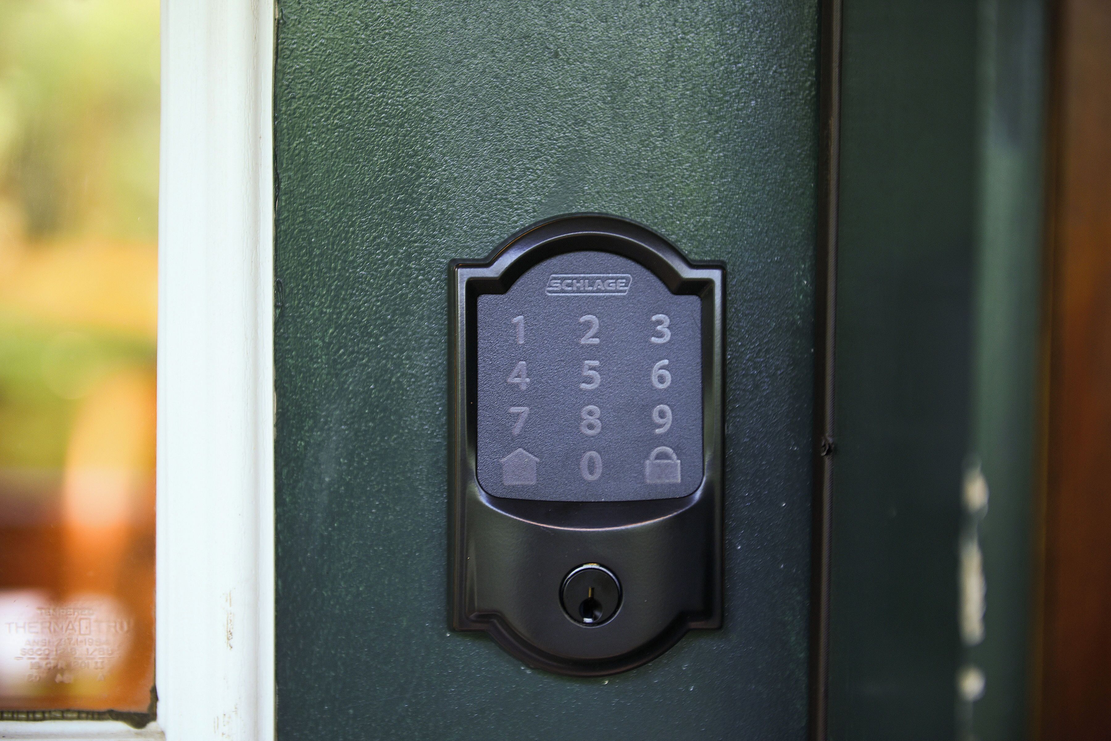 Cerradura de puerta con teclado numérico.