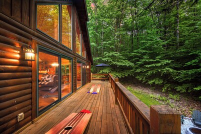 Logged & Loaded Cabin! 9Min to WISP! Hot tub, fire pit! Pets! EV charger!