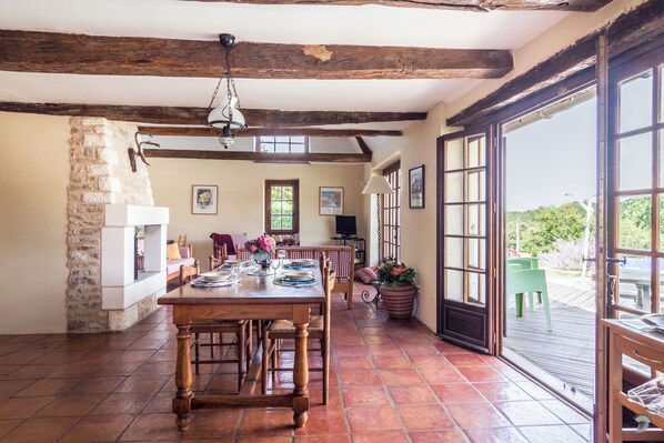 Dining - Les Charmettes. An Oasis of Calm in the Dordogne With Private Swimming Pool (Saint-Geyrac)