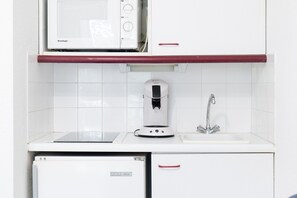 Réfrigérateur, micro-ondes, plaque de cuisson, cafetiÚre/bouilloire