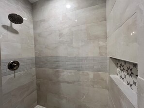 Douche, serviettes fournies, savon, shampoing