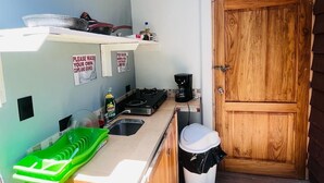 Kaffetrakter/tekoker, kjøleskap, kokeplater og vannkoker