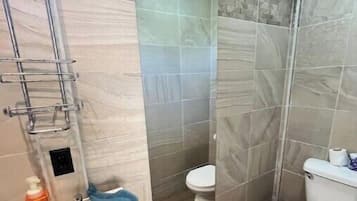 Regadera, toallas, jabón, shampoo