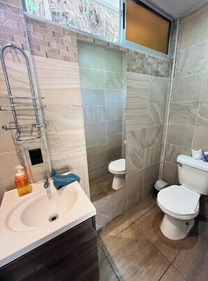 Dusche, Handtücher, Seife, Shampoo