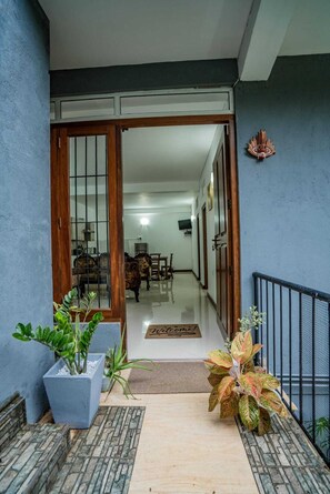 Apartment | Property grounds - Spacious 4-bed Apartment in Katugastota (Katugastota)