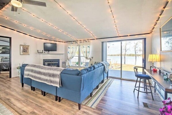 TV, fireplace - Lakeside getaway! (Midway)