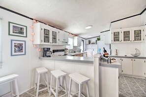 Microwave, oven, stovetop, dishwasher - Lakeside getaway! (Midway)