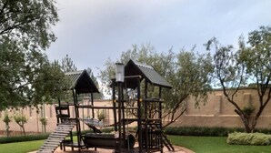 Un'area giochi con strutture per arrampicata e uno scivolo.