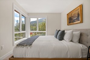 5 bedrooms, desk, travel cot, free WiFi
