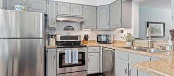 Waterviews, Comfort & Convenience!