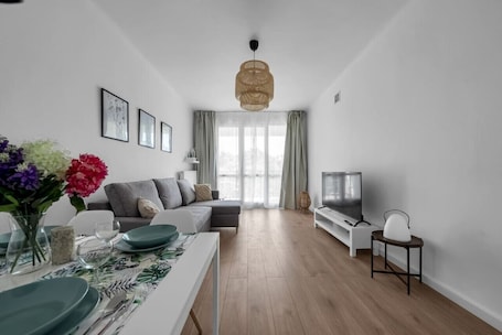Smart-TV. Warsaw Downtown - Balcony & Workspace - by Rentujemy