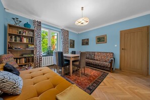 Smart TV, books - 70m2 Warsaw Wola Apt - Workspace, Piano, Bus&Tram - by Rentujemy (Warszawa)