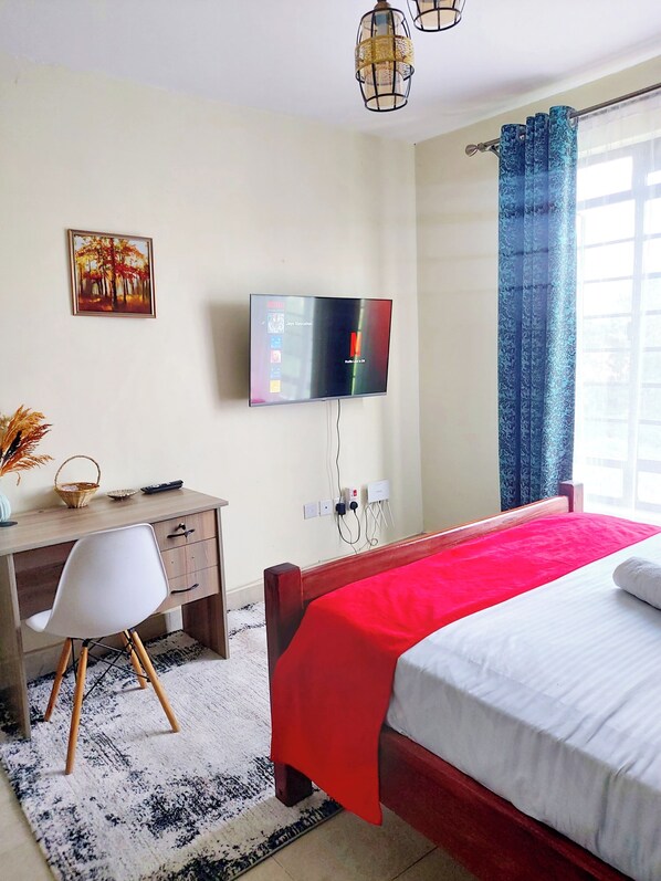 1 多间卧室、客房内保险箱、办公桌、熨斗/熨衣板