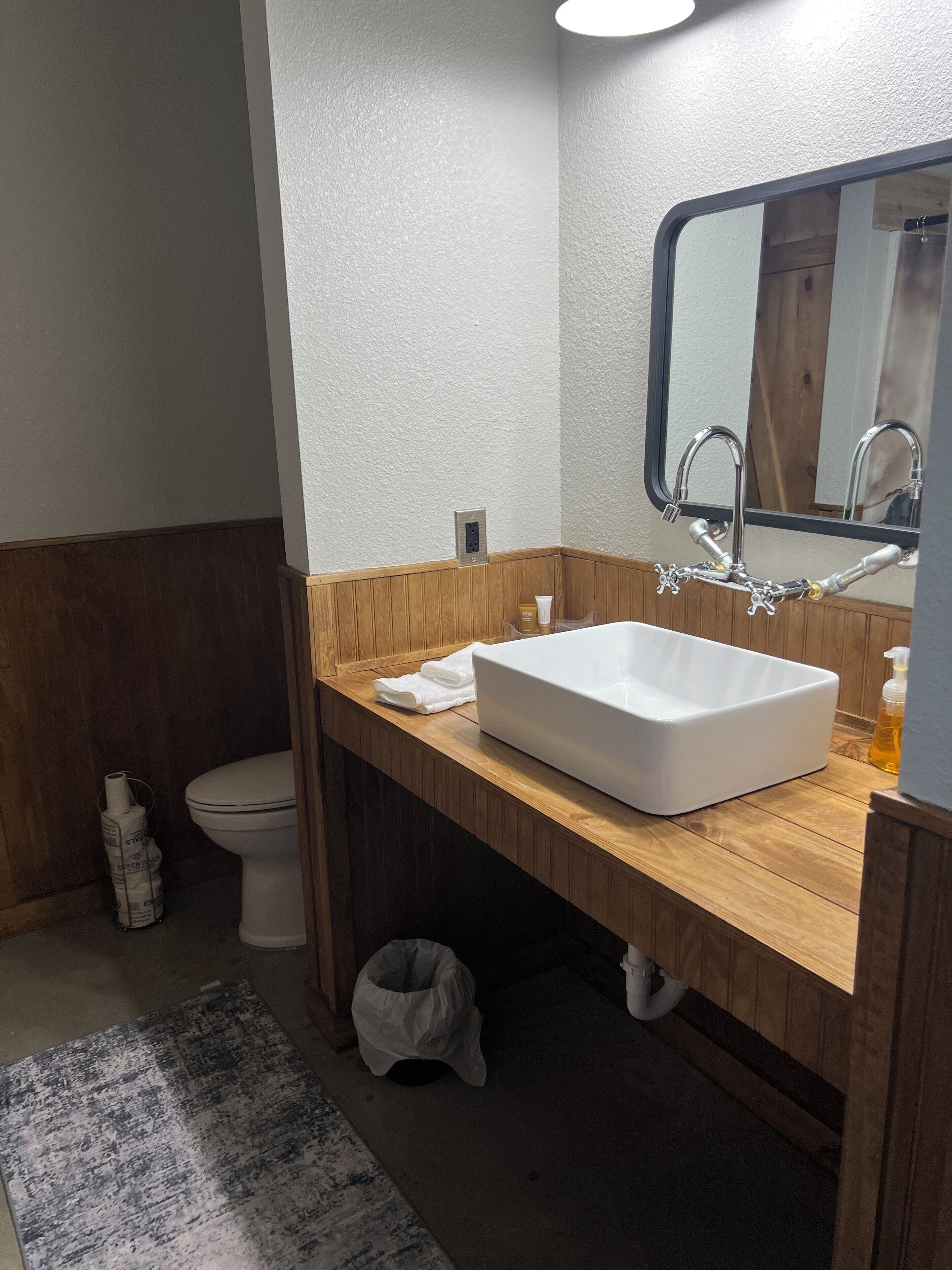 シャワー、ヘアドライヤー、タオル、石鹸