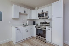 Micro-ondes, four, plaque de cuisson