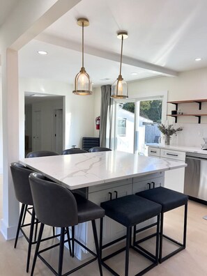 Dining - SerenityOasis>Pool Haven, only 8 min>Sea Isle City (Dennis)