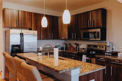 Charming 1BR Retreat Opposite SSM SLU Hospital with Private Parking & Balcony