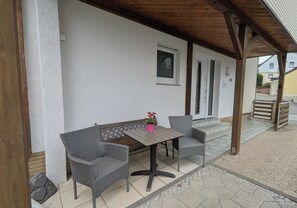 Terrace/patio - Gemütlich und Modern Ausgestattete Ferienwohnung im Idyllischen Rheinlahn-kreis (Becheln)