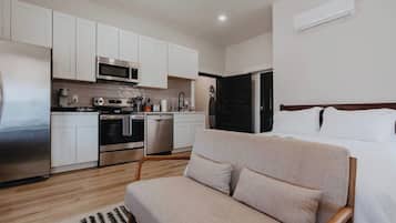 1 habitación, escritorio, tabla de planchar con plancha y wifi