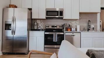 Réfrigérateur, micro-ondes, four, plaque de cuisson