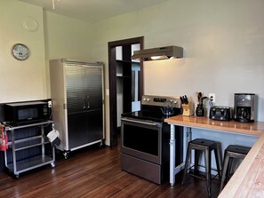 Réfrigérateur, micro-ondes, four, plaque de cuisson