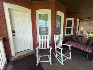 Terrace/patio - This Old House - 10 Minute Walk to the Falls (Niagara Falls)