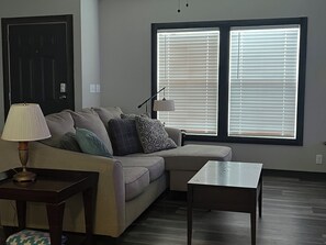 TV - Cloverleaf Crossing, Small Town Charm! (Strawn)