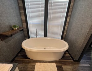 Secador de pelo, toallas, jabón y papel higiénico