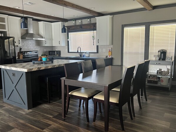 Dining - Cloverleaf Crossing, Small Town Charm! (Strawn)