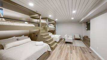 11 quartos, escrivaninha, ferros/tábuas de passar roupa, berço de viagem