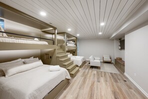 11 soverom, skrivebord, strykejern/-brett og reiseseng for barn