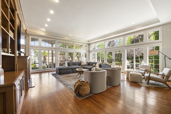 Smart-TV, peis, DVD-spiller og fotballspill