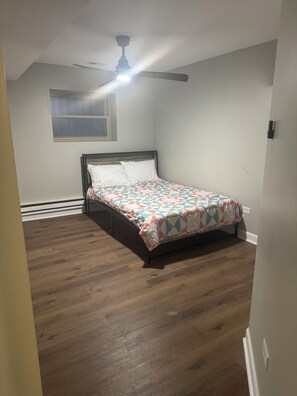 3 soverom, skrivebord, strykejern/-brett og reiseseng for barn