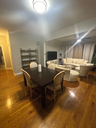 Modern Duplex-Obama & University Chicago Area 3BR, 2.5Bath. Enjoy entire unit.