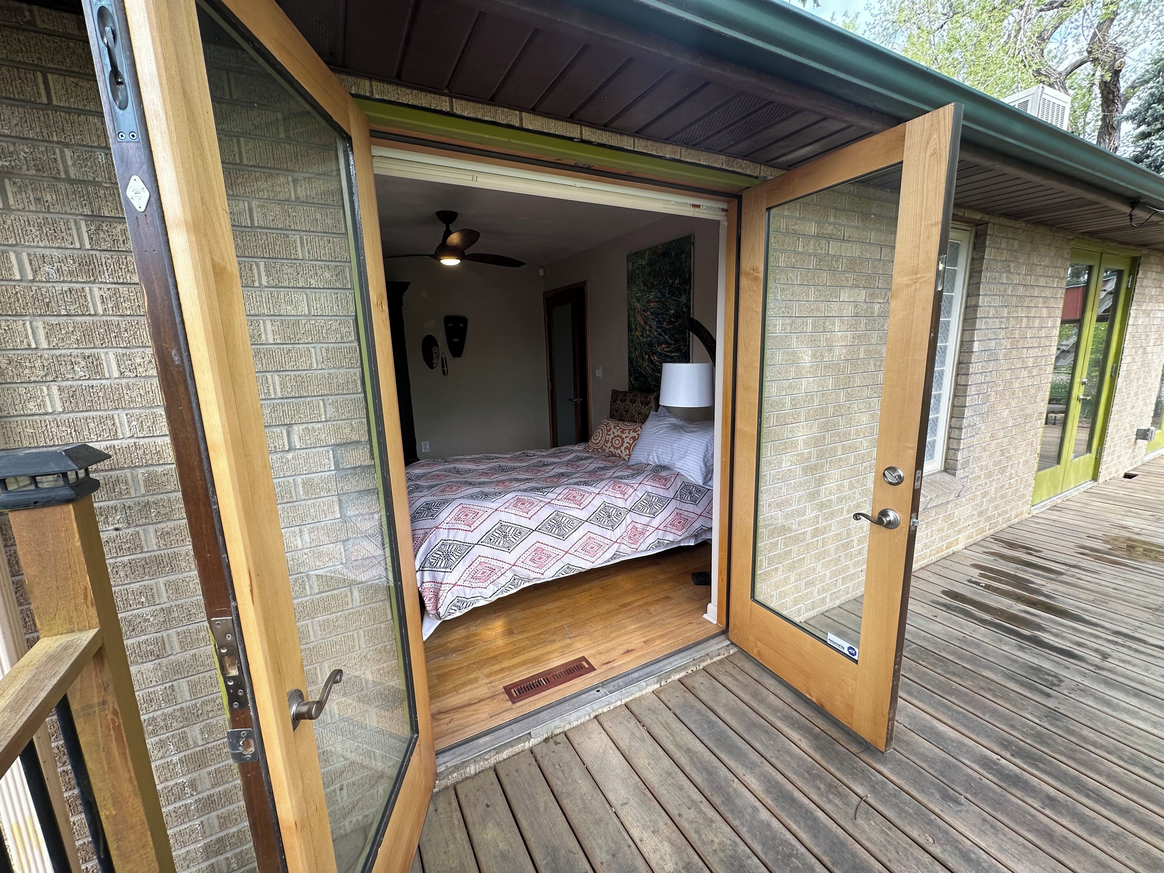 2 chambres, coffres-forts dans les chambres, fer et planche à repasser