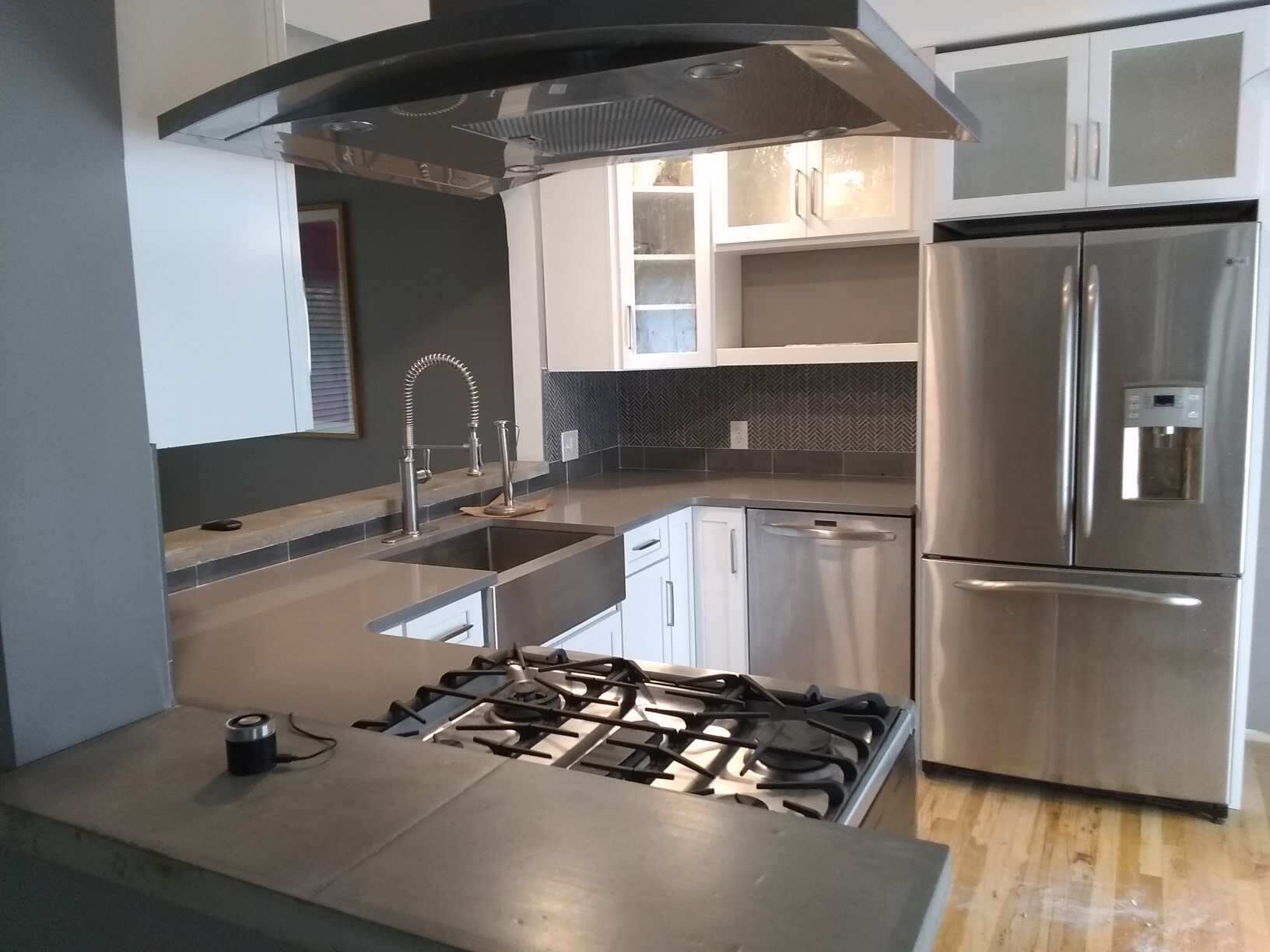 Kühlschrank, Mikrowelle, Ofen, Herdplatte