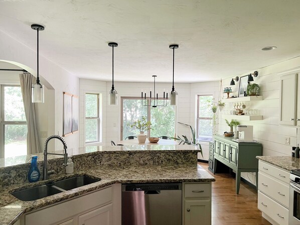 冷蔵庫、電子レンジ、オーブン、コンロ