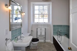 Bañera con ducha, bañera profunda, secador de pelo, toallas