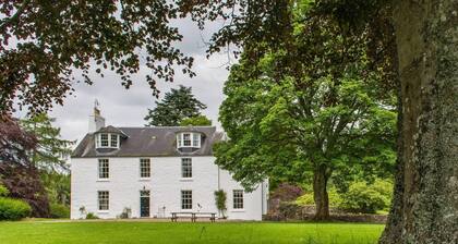 Charming 10-bed House in Blairgowrie