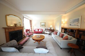 House | Living area | Fireplace - Charming 10-bed House in Blairgowrie (Blairgowrie)