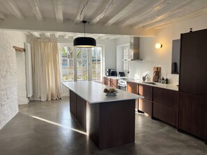 Ovn, kokeplater og oppvaskmaskin