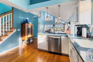 Fridge, microwave, oven, stovetop - Waterway Escape located on the Intracoastal Waterway. Boating, fishing, Golfing. (Ocean Isle Beach)