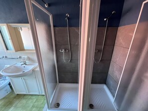 Doccia, asciugacapelli, bidet, asciugamani