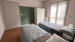 A room with two beds, a wardrobe, a ceiling fan, and a window with curtains. - Villa Egles - Villa with garden Lignano Sabbiadoro (Lignano Sabbiadoro)