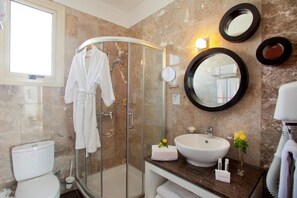 Een douche, handdoeken, zeep, shampoo