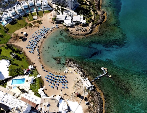 Plage à proximité, chaises longues