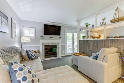 Golf Course Views & Pool Access! Norwich Studio