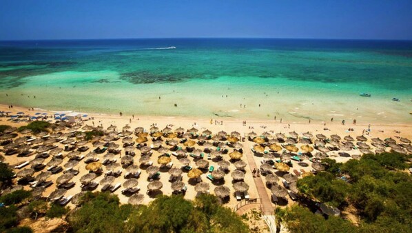 Nära stranden och solstolar